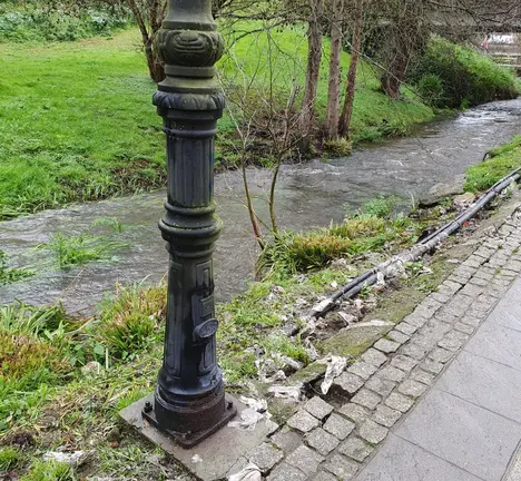 Falta de limpeza no r&iacute;o Bola&ntilde;os, no centro de Arteixo.