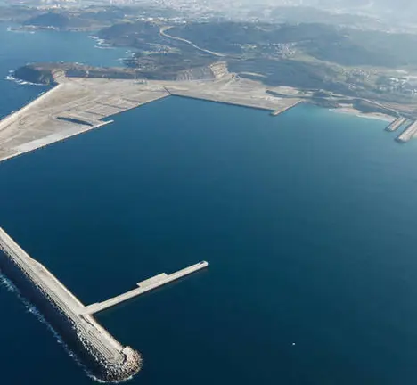 O noso municipio e a nosa veci&ntilde;anza sofren medioambientalmente a diario as infraestruturas do Estado sen que este invista para que o Porto Exterior reverta economicamente  no concello e na comarca.
