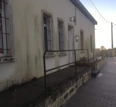 O centro social da Cachada en Monteagudo presenta un estado de abandono e deterioro preocupante.