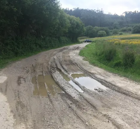 Cami&ntilde;o de terra intransitable en Figueiroa.